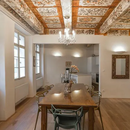 18th Century Baroque Lejlighed